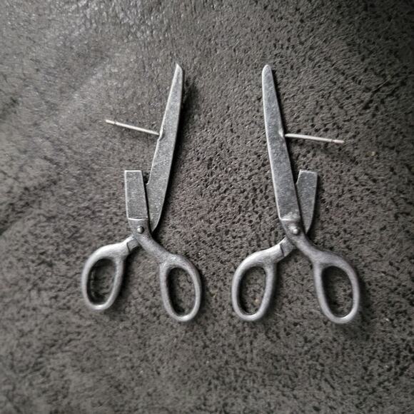 Edgy industrial scissor shaped illusion earrings - Picture 5 of 6